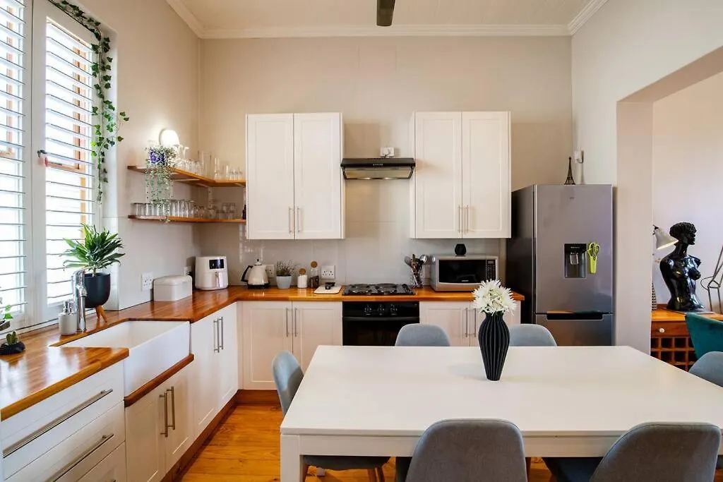 Quirky 2 Bed Home Parking Wi-Fi Backup Power ケープタウン